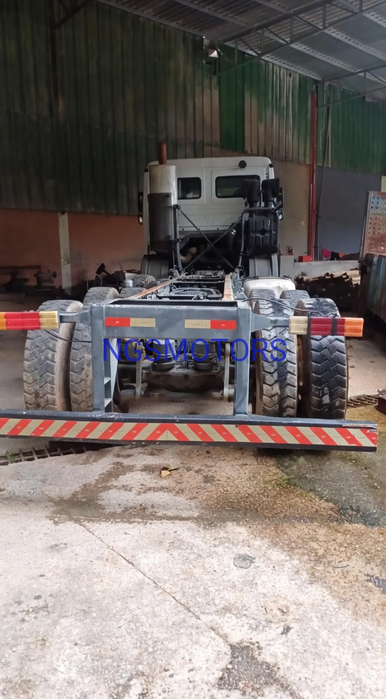 Mercedes-Benz Actros 4844 – Camion Benne 8x4 Haute Résistance - Image 6